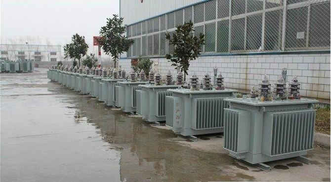 油浸式變壓器的保養如何去做？預防滲漏油：油浸式變壓器在油箱內充滿變壓器油，裝配中依靠緊固件對耐油橡膠元件加壓而密封。